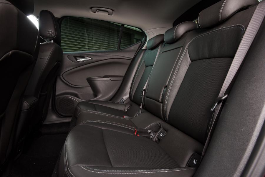 Интерьер Vauxhall Grandland X Turbo D Ultimate 2018 года  (фото 14 из 16)